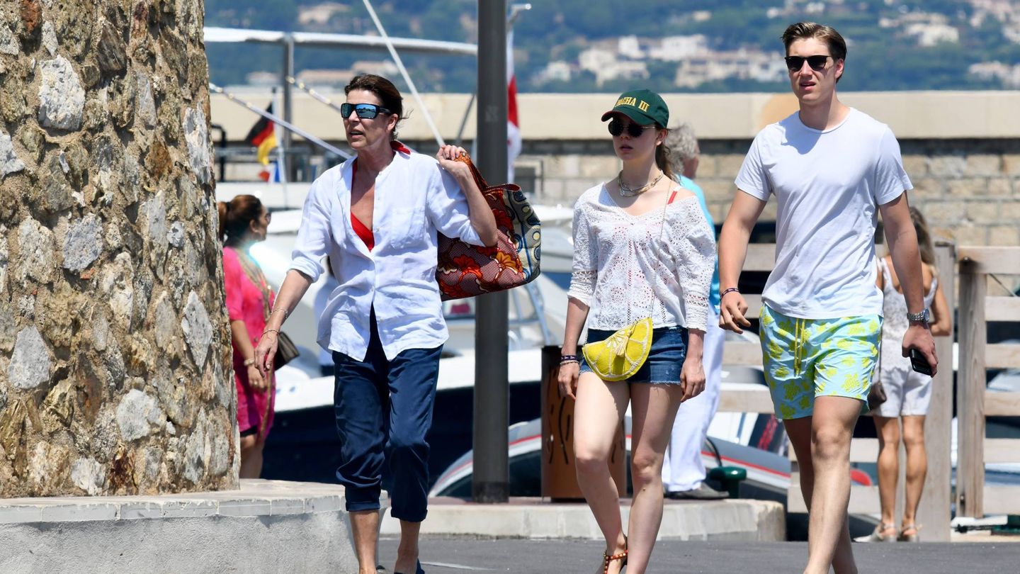La princesa Carolina de Mónaco,.Alexandra de Hannover y Ben-Sylvester Strautmann, estos días en St Tropez. (Cordon Press) 