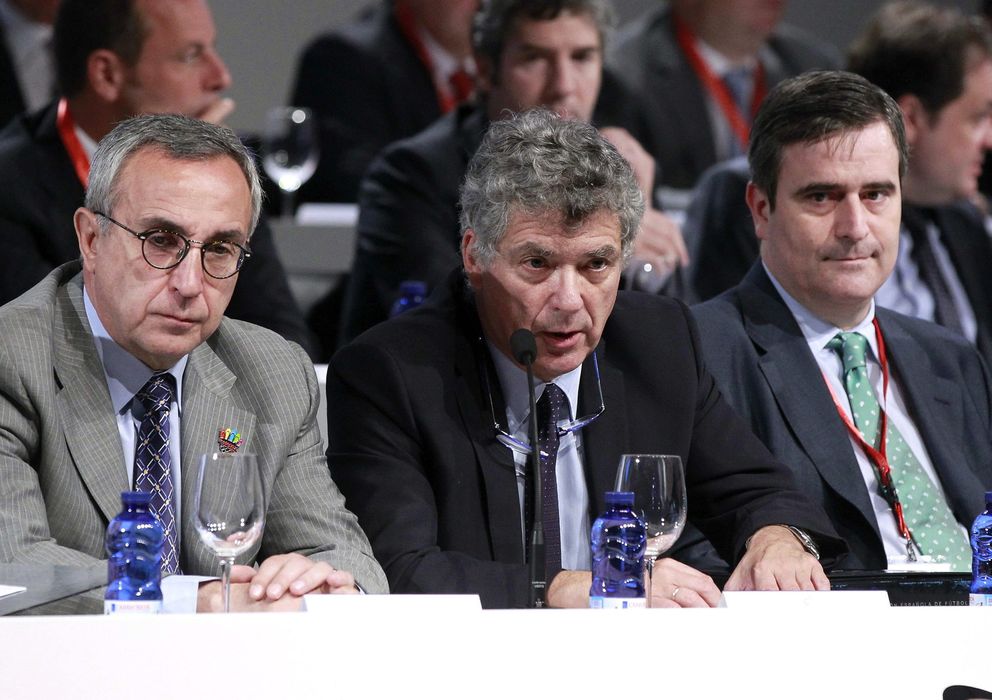 Foto: Alejandro Blanco (i) y Miguel Cardenal, separados por Angel María Villar el pasado julio en la Asamblea General de la Federación Española de Fútbol.
