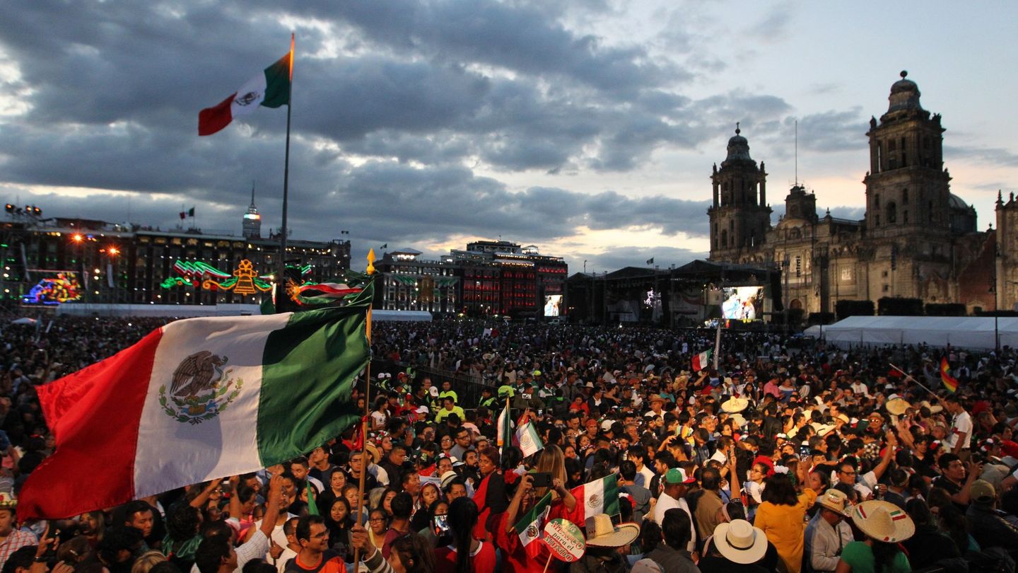 Miles de personas se congregan en la explanada del Zócalo este domingo, previo al Grito de la Independencia en Ciudad de México. (EFE)