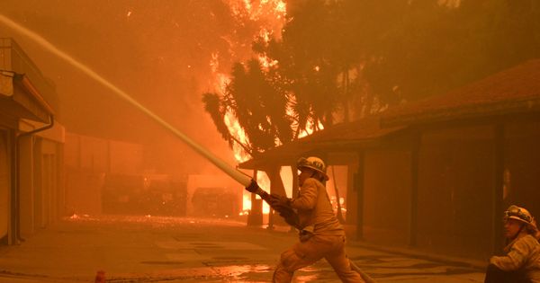 Foto: Los bomberos luchan contra las llamas en un vecindario de Malibú. (Reuters)