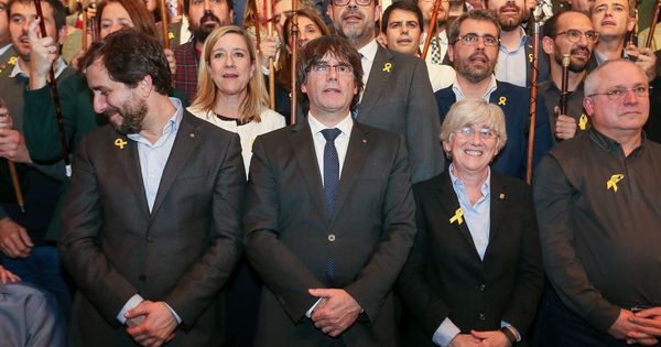 Foto: El expresidente de la Generalitat catalana Carles Puigdemont (c) y los 200 alcaldes independentistas participan en un acto celebrado en Bruselas. (EFE)