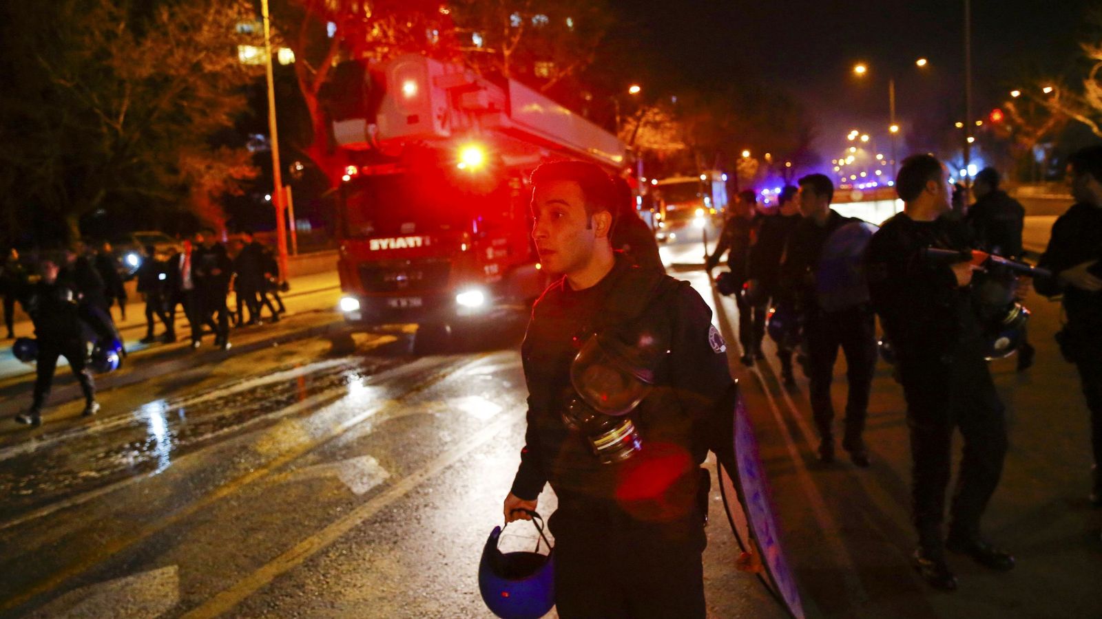Foto: Equipos de emergencia en la zona de la explosión en Ankara, el 17 de febrero de 2015. (Reuters)