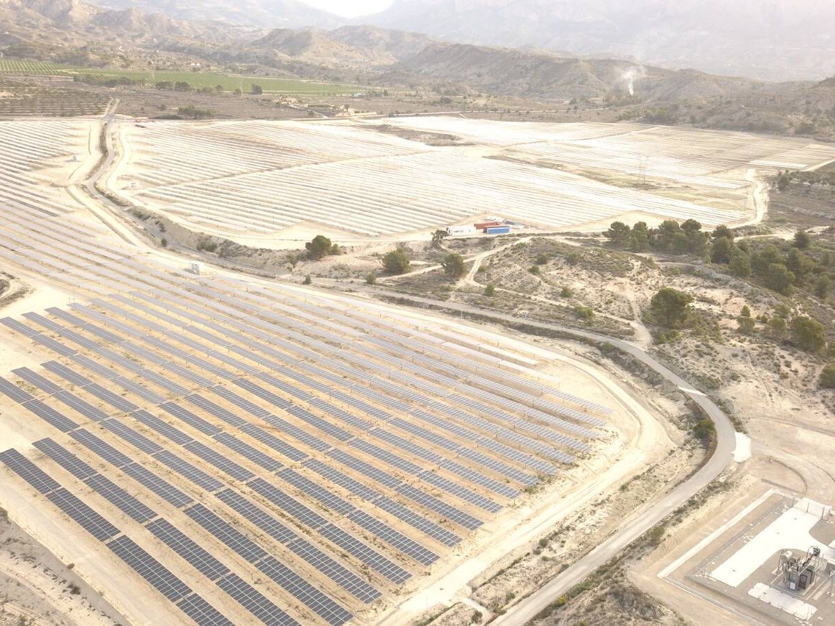 Foto: Parque solar de Turroneros de X-Elio en Xixona, Alicante.