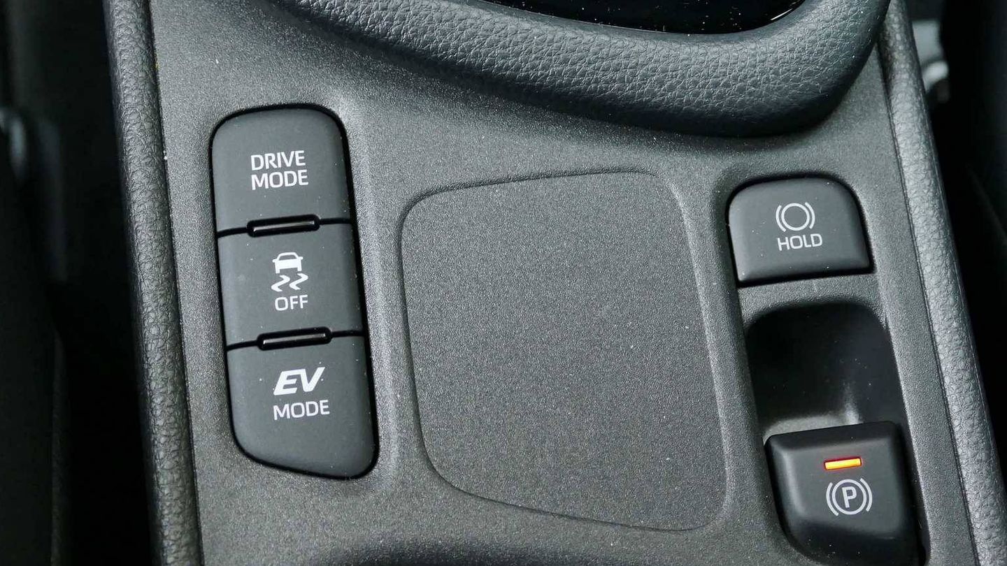 En el Toyota Yaris, un pequeño urbano, se pueden seleccionar modos de conducción y también desconectar el ESP: 