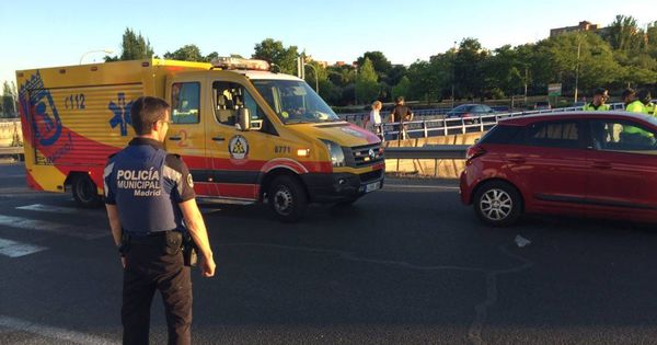 Foto: Muere un hombre apuñalado en Valdezarza. (Emergencias Madrid/Twitter)