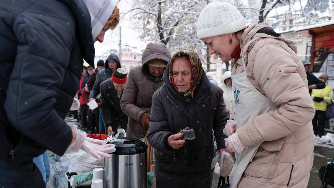 Foto: Ancianos reciben comida de una asociación de caridad en Kiev, el 19 de noviembre. (Getty/Jeff J. Mitchell)