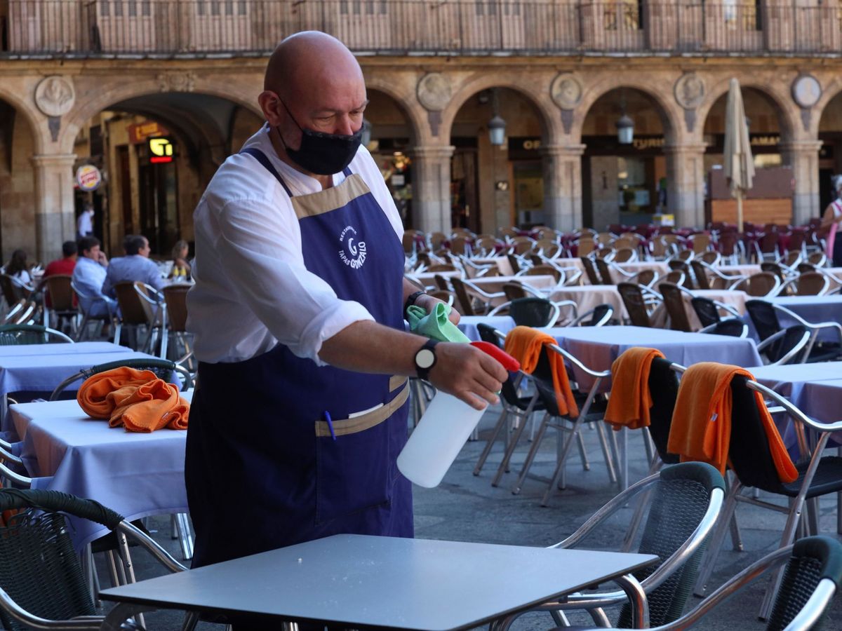 Foto: Un camarero trabaja en la terraza de un restaurante de la Plaza Mayor de Salamanca. (EFE)