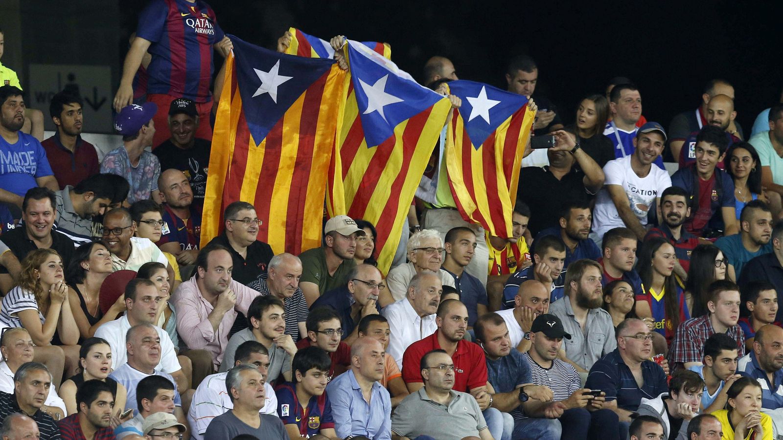 Foto: Aficionados del FC Barcelona despliegan unas esteladas (EFE)