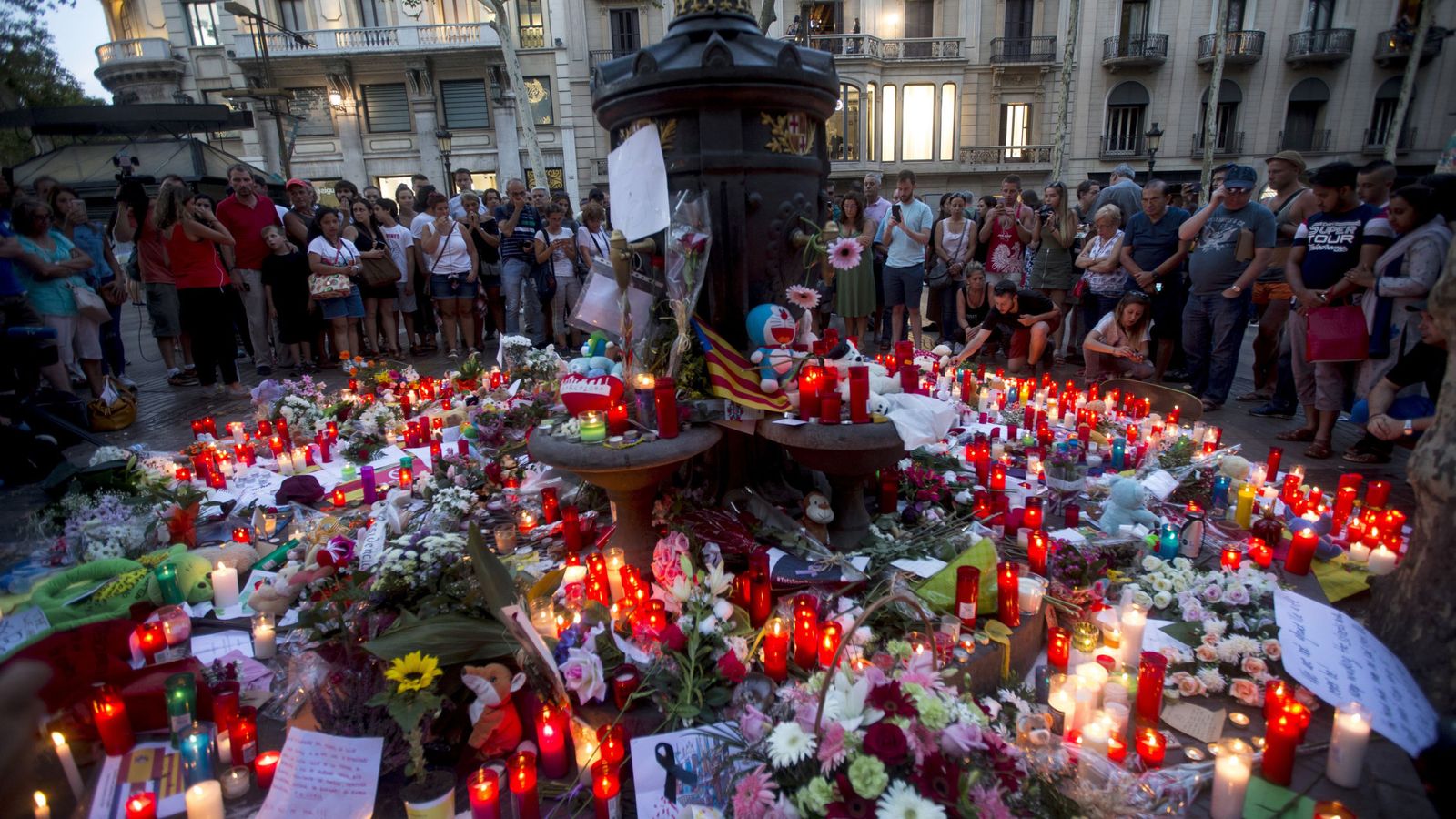 Foto: Flores y velas en las Ramblas en memoria de las víctimas. (EFE)
