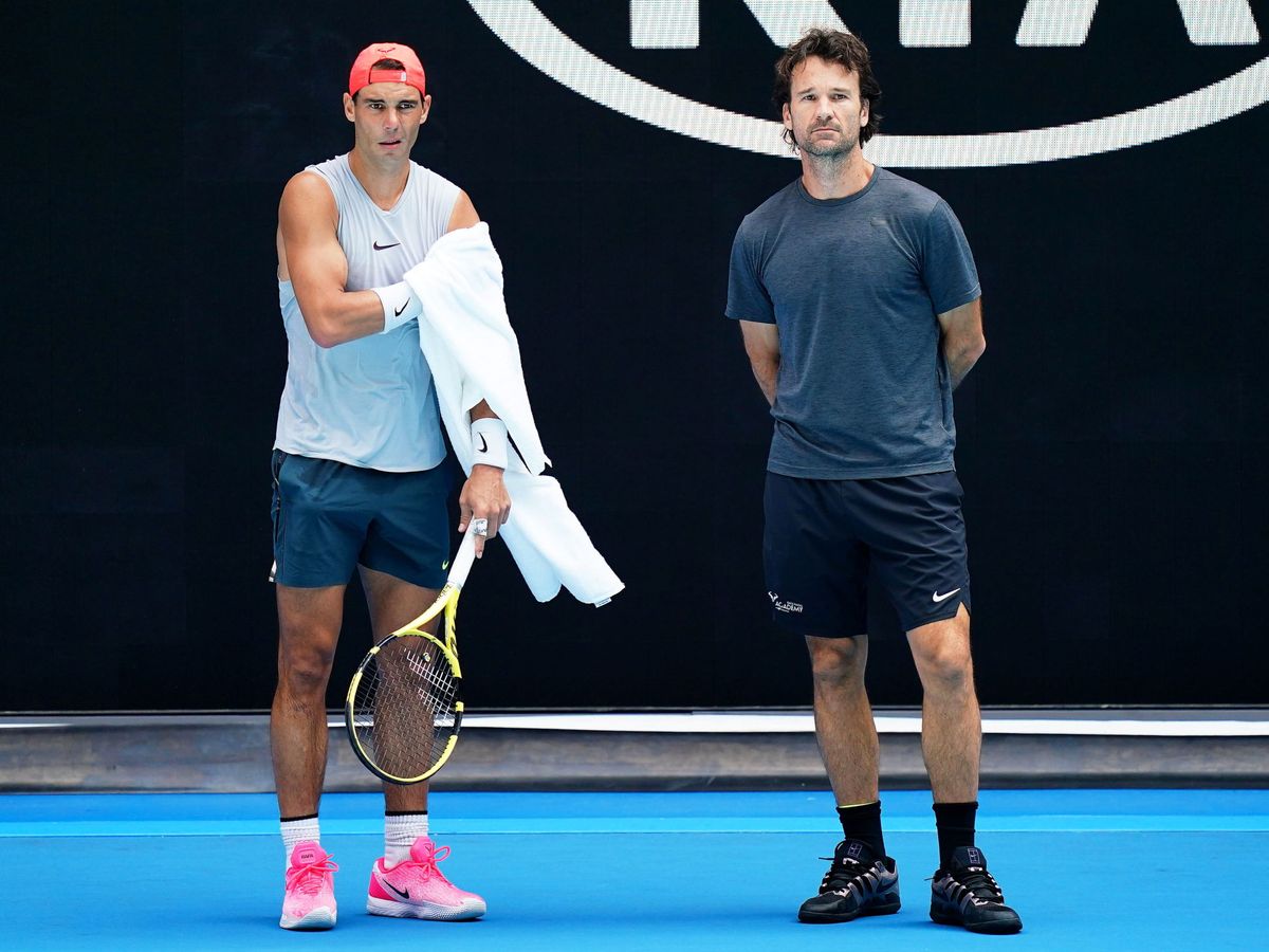 Foto: Rafa Nadal (i) y Carlos Moyà durante el entrenamiento de este sábado en el Open de Australia. (EFE)