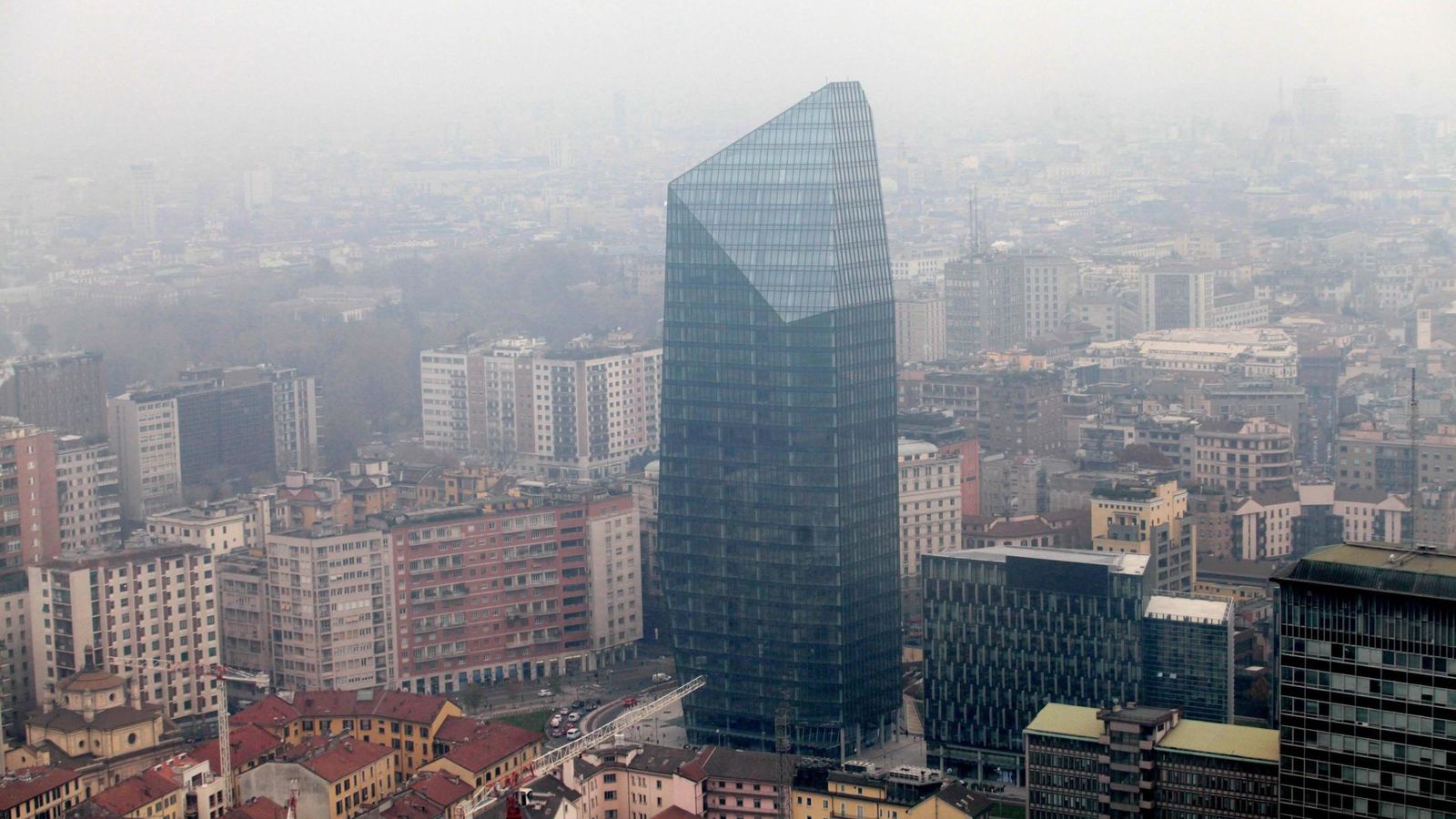 Foto: Una vista aérea de la ciudad italiana de Milán, afectada por la contaminación (EFE)