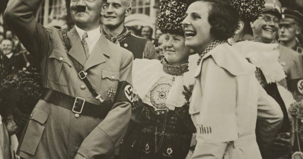 Foto: Hitler, pasándolo bien junto a su amiga Leni Riefenstahl. (Cordon Press)