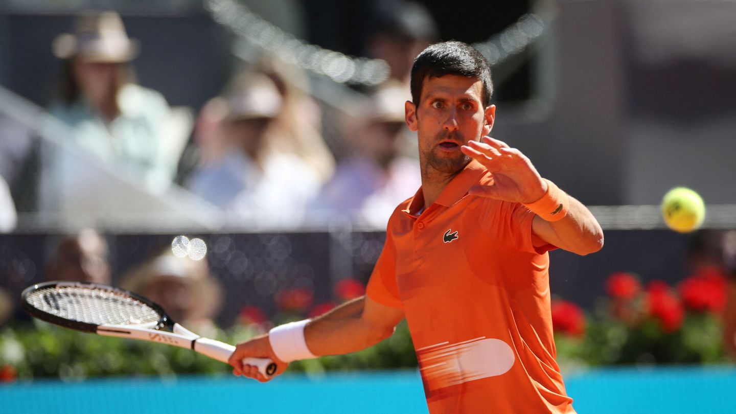 Djokovic, antes de golpear la pelota. (Reuters/Isabel Infantes)