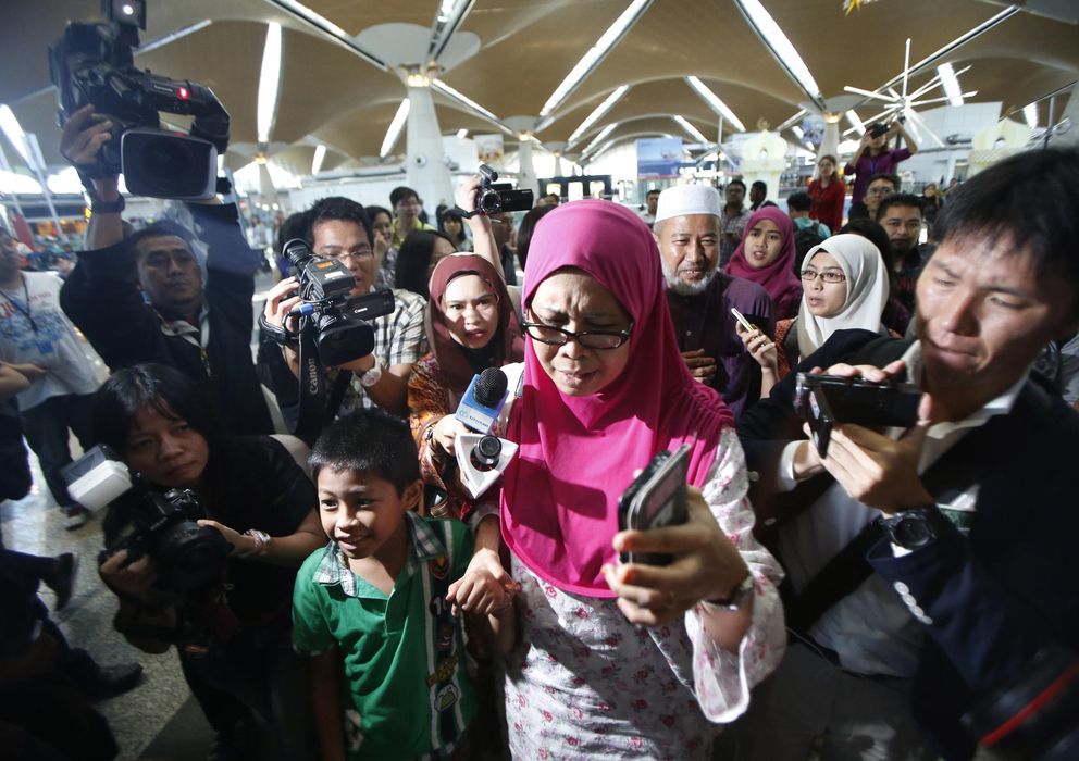 Foto: Familiares de los fallecidos en el aeropuerto (Reuters)
