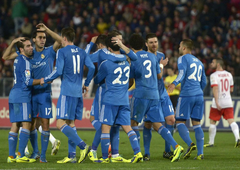 Foto: Los jugadores del Real Madrid celebran uno de sus goles frente al Almería.