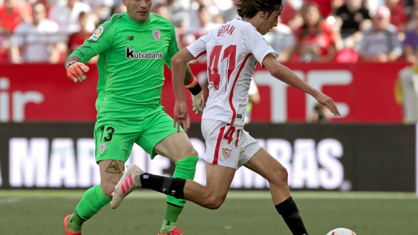 La temporada pasada, Bryan Gil jugó 13 partidos con el primer equipo del Sevilla, 11 en Liga y dos en Copa del Rey. (EFE)