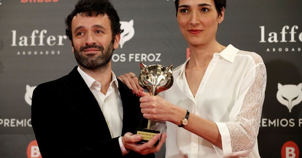Foto: Rodrigo Sorogoyen e Isabel Peña sostienen uno de sus cinco premios Feroz. (EFE)