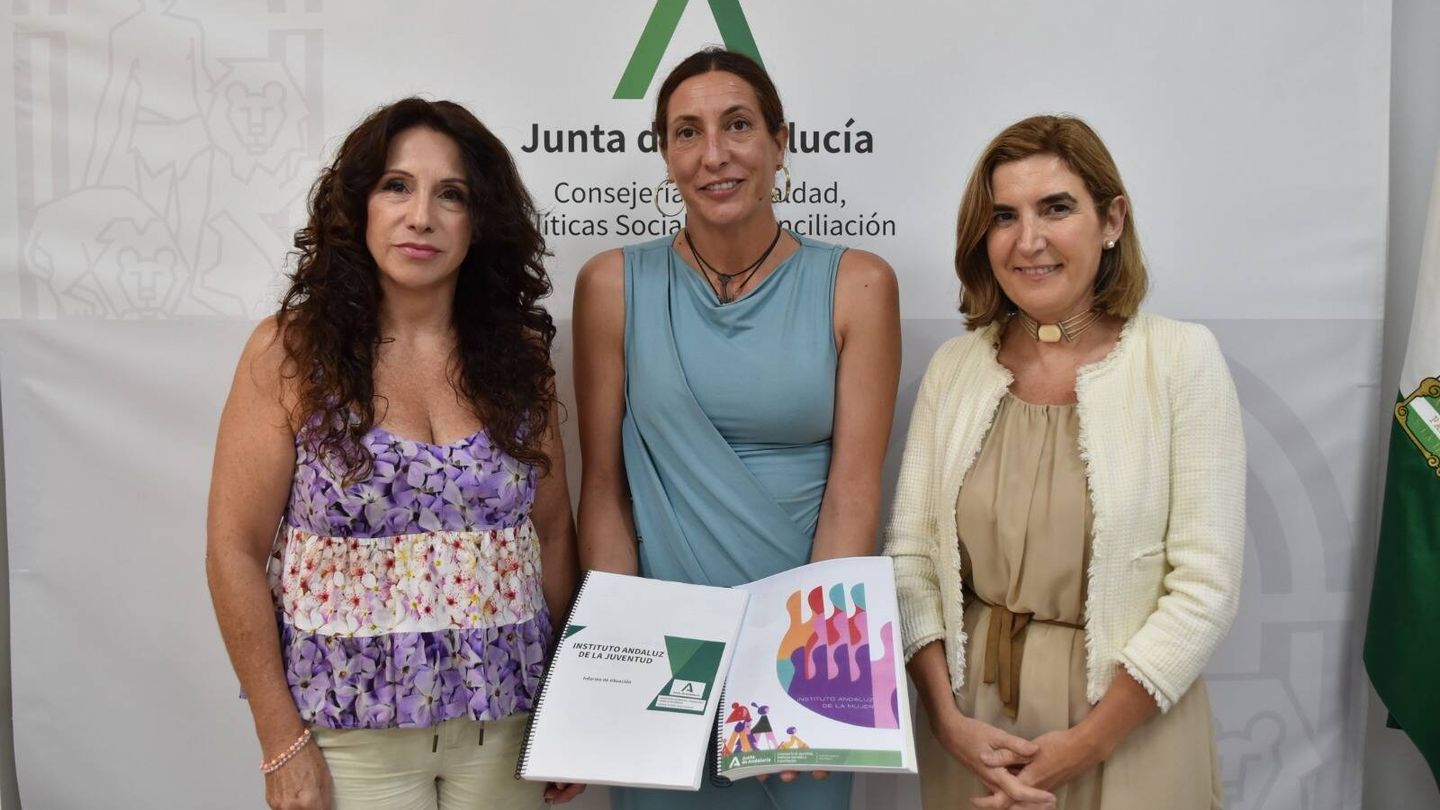 Loles López, consejera andaluza de Inclusión Social, junto a su antecesora, Rocío Ruiz, y la consejera de Empleo, Rocío Blanco. (Cedida)