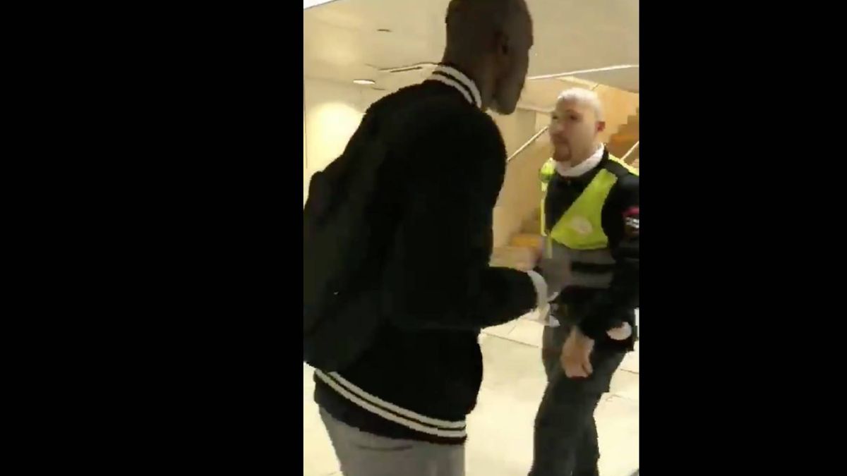 Nuevo incidente racista: un guardia empuja a un pasajero negro tras pedirle su billete