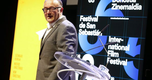 Foto: Rebordinos posa ante el cartel de la próxima edición del Festival de Cine de San Sebastián. (EFE)
