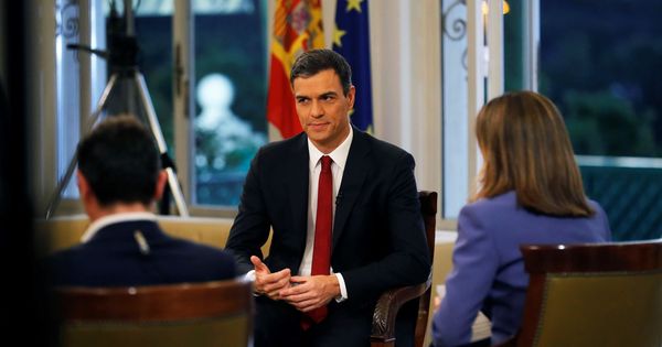 Foto: El presidente del Gobierno, Pedro Sánchez (c), acompañado por los presentadores Ana Blanco (d) y Sergio Martín, al comienzo de la entrevista que concedió a TVE. (EFE)