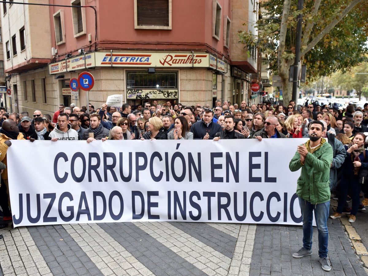 Foto: Una protesta contra el juez de instrucción de caso Cursach. (EFE)