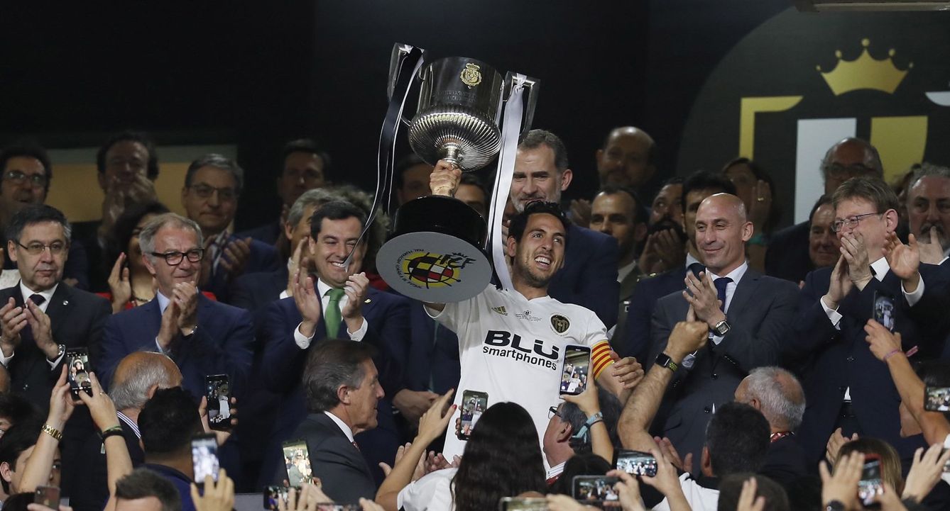 El capitán del Valencia CF, Daniel Parejo, levanta la Copa del Rey en el Benito Villamarín.