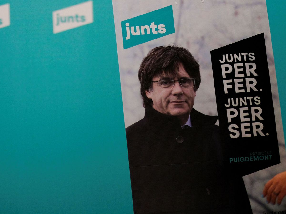 Foto: Un cartel de Puigdemont en una de las sedes de Junts per Catalunya. (Reuters/Nacho Doce)
