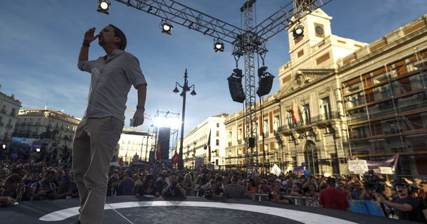 Foto: El líder de Podemos, Pablo Iglesias, interviene, en la Puerta del Sol de Madrid, en la concentración convocada en favor de las mociones de censura. (EFE)