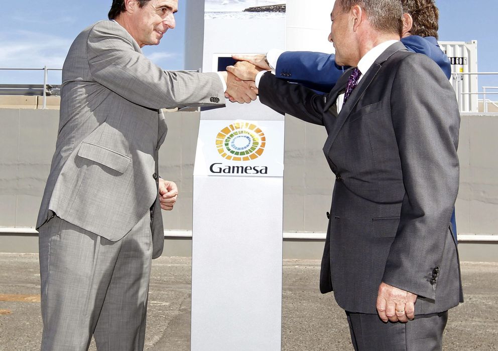 Foto: El ministro de Industria,  José Manuel Soria (i); el presidente del Gobierno de Canarias, Paulino Rivero (d) y el presidente de Gamesa, Ignacio Martín. (EFE)