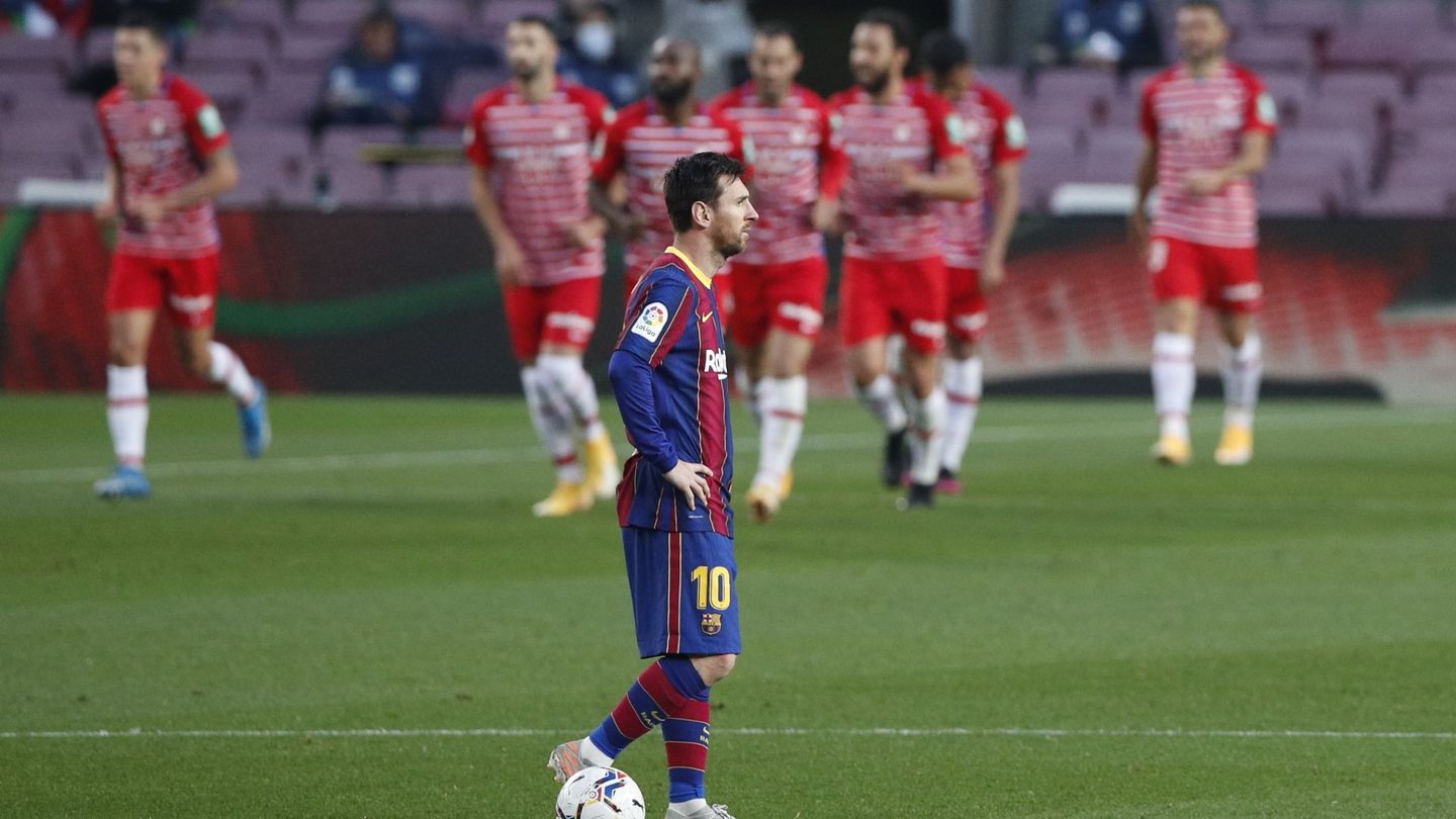 Messi mira a la nada tras el 1-2 nazarí. (Reuters)