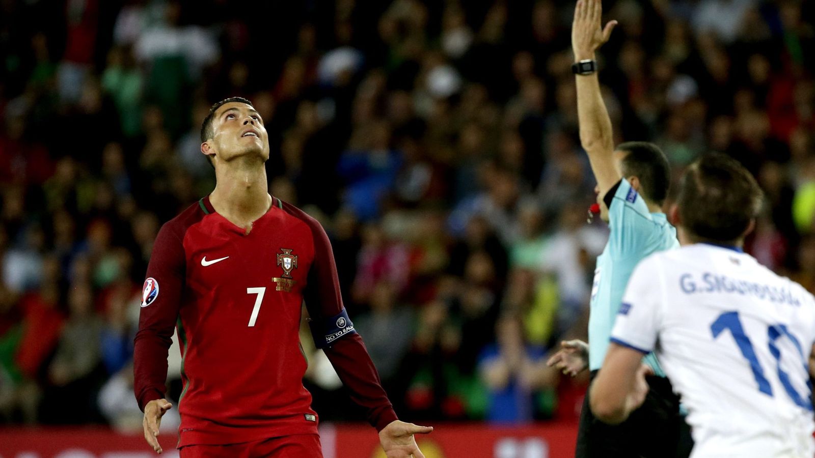 Foto: Cristiano se lamenta en el partido contra Islandia (Reuters) 