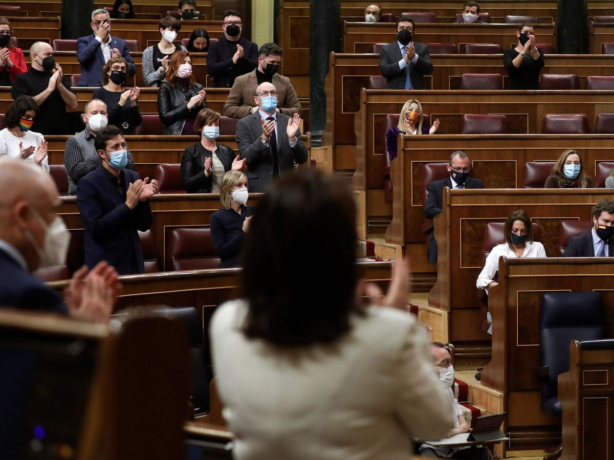 Foto: Parlamentarios aplauden durante el pleno del Congreso de los Diputados, este martes, en Madrid. (EFE)
