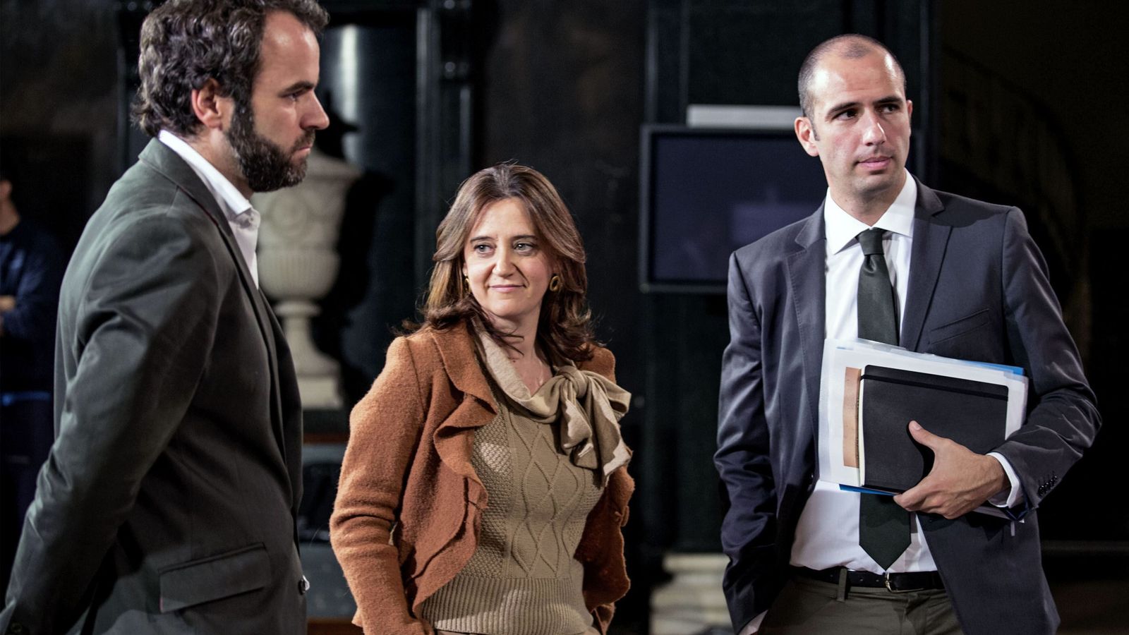 Foto: Rosa Vidal, con dos colaboradores, cuando era directora de Canal 9 (Efe)