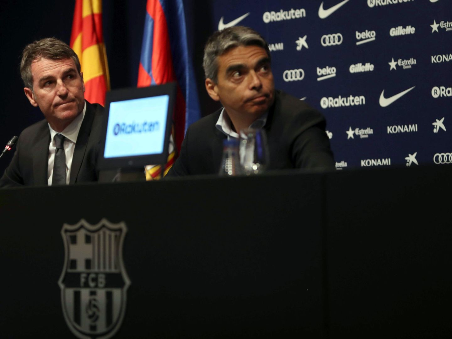 El secretario técnico del Barça, Robert Fernández, y el director de deportes profesionales, Albert Soler, durante la rueda de prensa que dieron el sábado. (EFE)