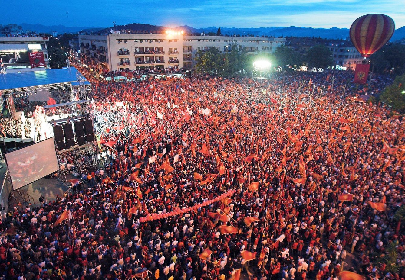 Partidarios de la independencia de Montenegro durante un mitin en Podgorica en 2006. (Reuters)