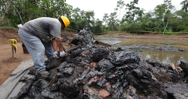 Foto: Trabajadores ecuatorianos limpian un pozo de desechos de petróleo en Shushufindi. (Reuters) 