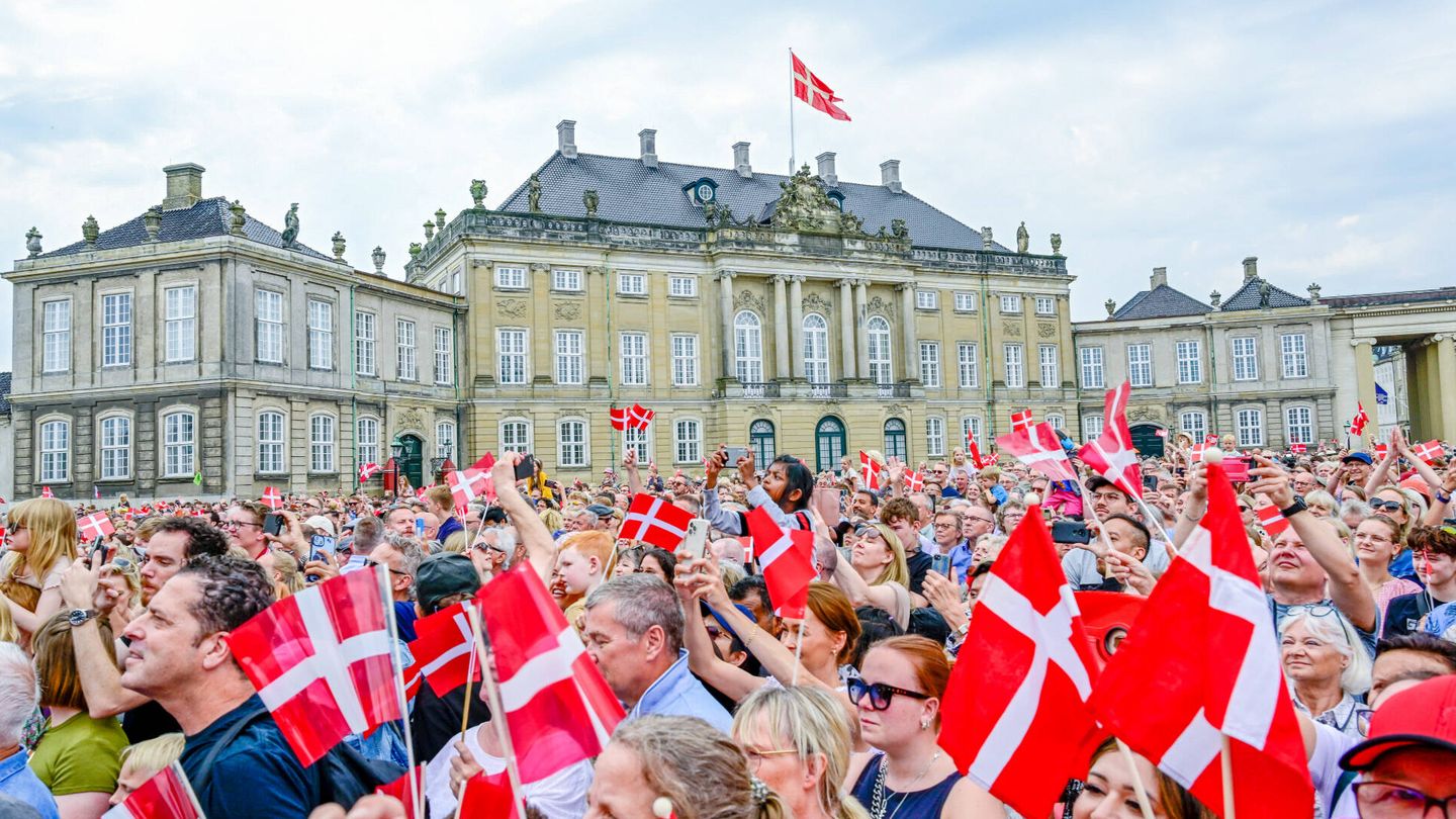 Cientos de ciudadanos daneses salen a la calle para celebrar el cumpleaños del rey. (Gtres)