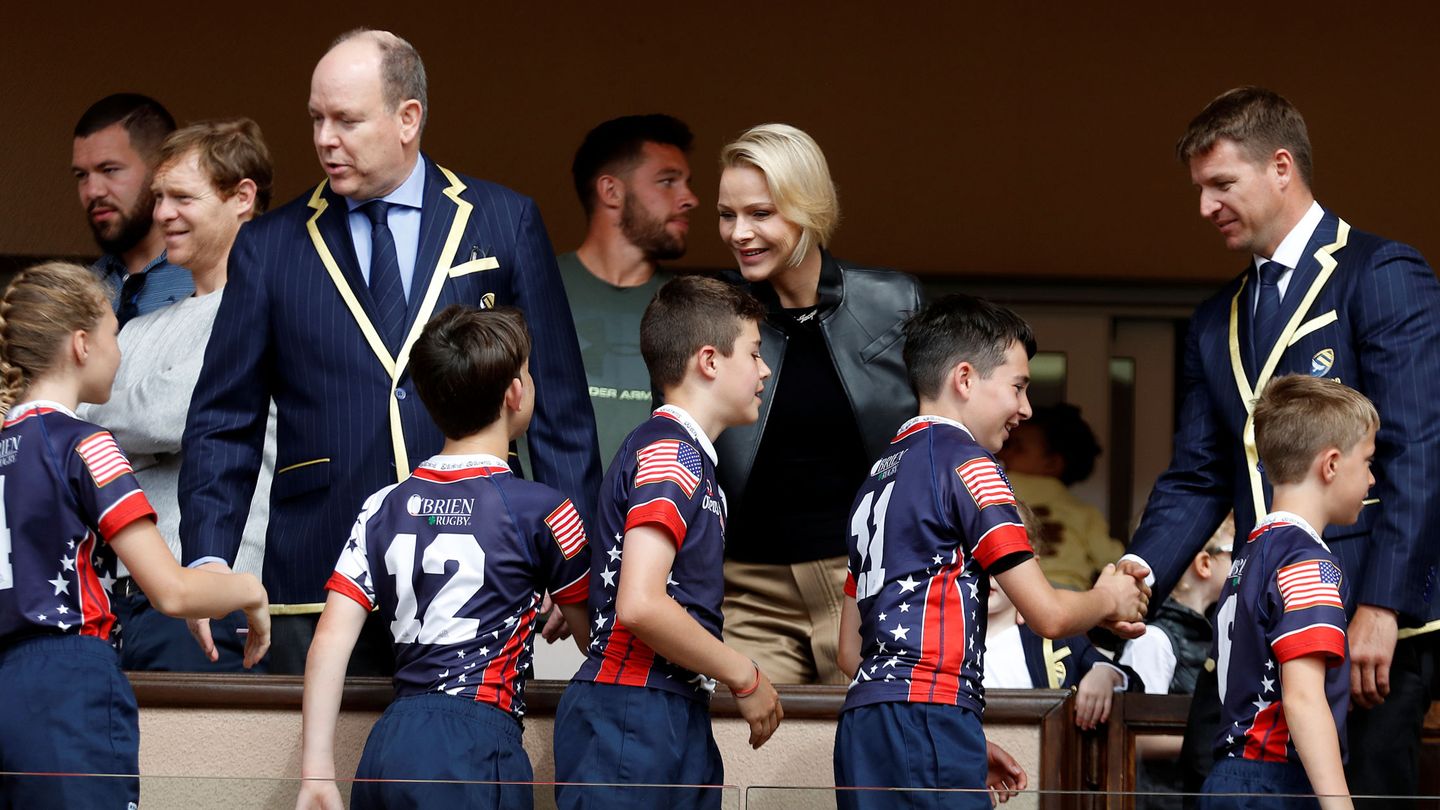 Los príncipes de Mónaco, en un torneo de rugby. (Reuters)