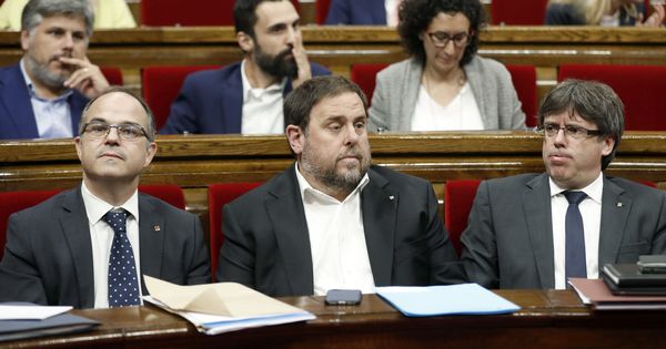 Foto: El presidente de la Generalitat, Carles Puigdemont (d), el vicepresidente del Govern y Conseller de Economía, Oriol Junqueras (c), y el conseller de la Presidencia, Jordi Turull (i). (EFE)