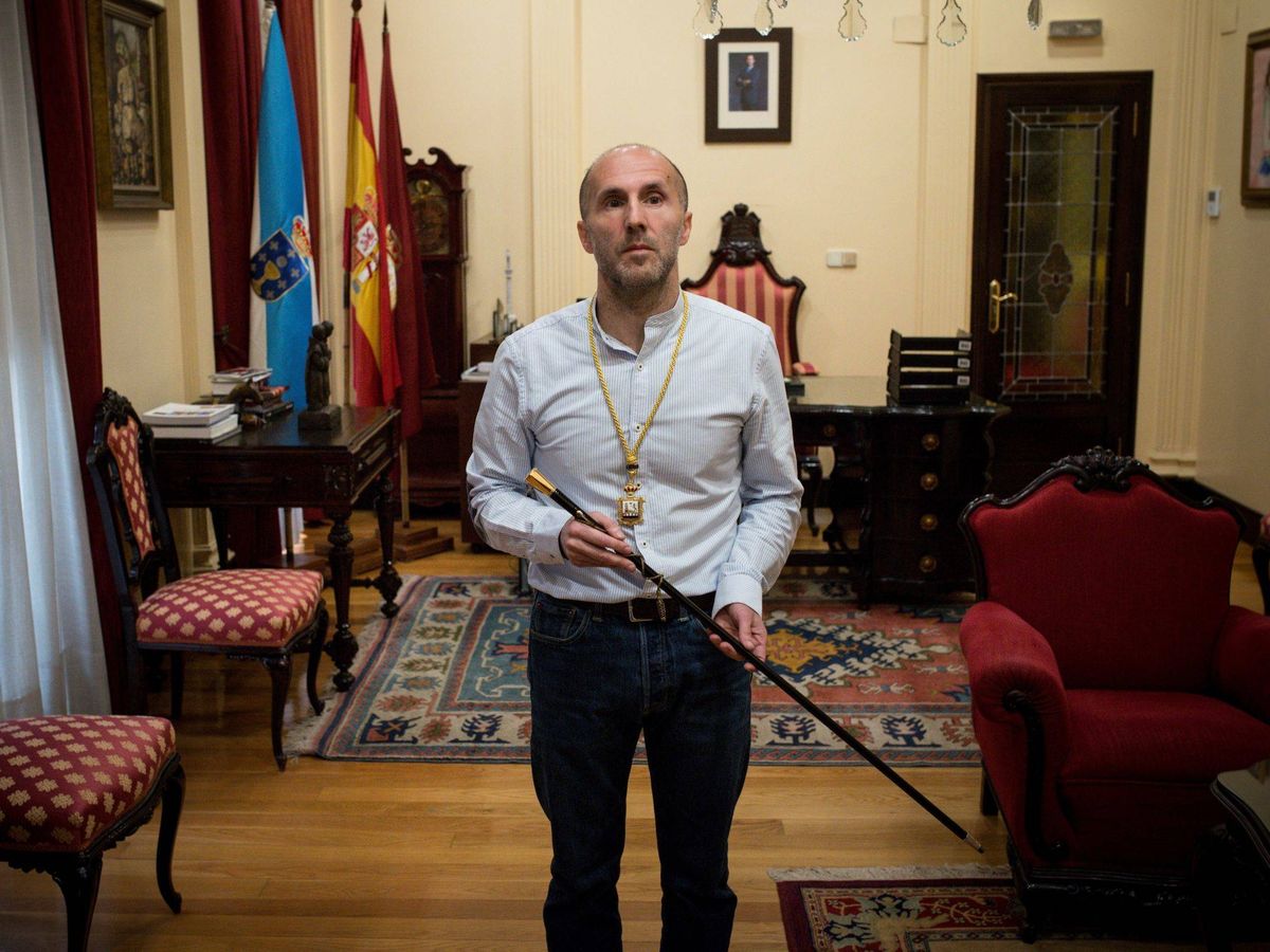 Foto: Gonzalo Pérez Jácome en su despacho con el bastón de mando (EFE)