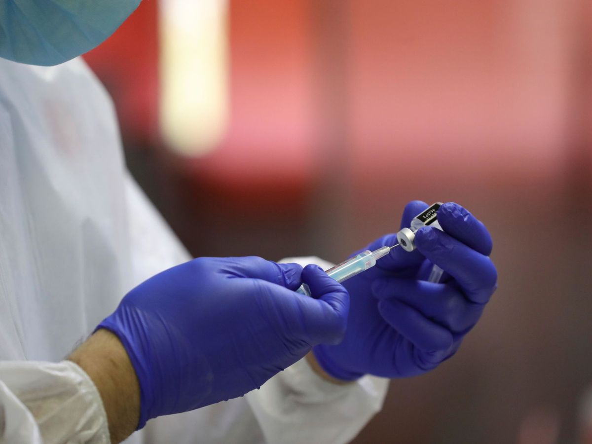 Foto: Un sanitario prepara una dosis de la vacuna contra el covid-19. (EFE)