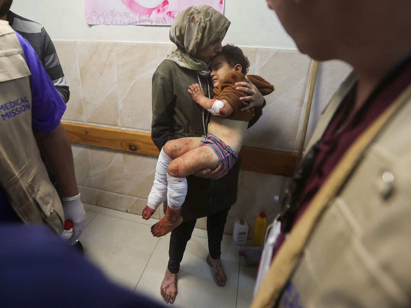 Un niño palestino herido por un ataque israelí en el hospital en Khan Younis este mes de diciembre. (Reuters/Ahmed Zakot)