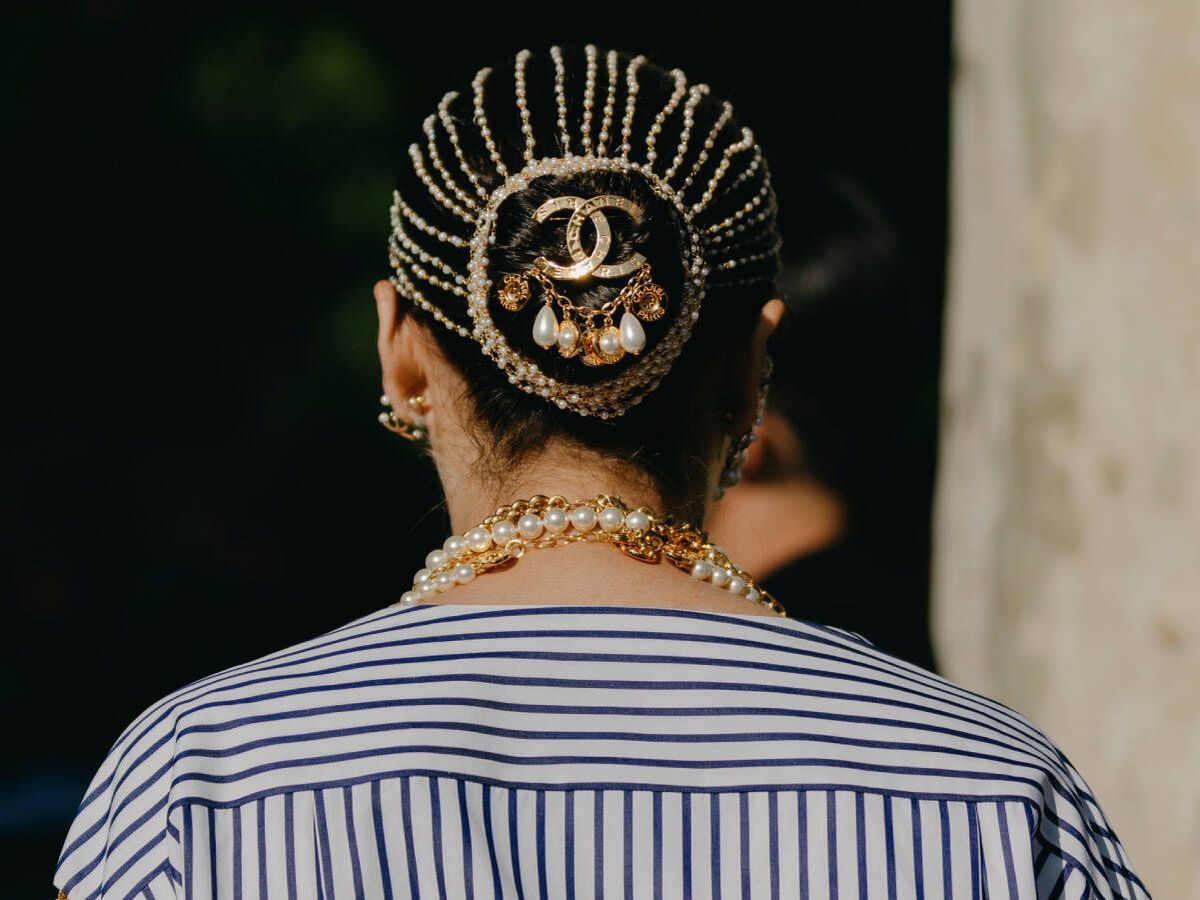 Foto: Guía para conseguir un pelo joya en el que la melena brille con luz propia. Street style de la Semana de la Moda de París. (Imaxtree)