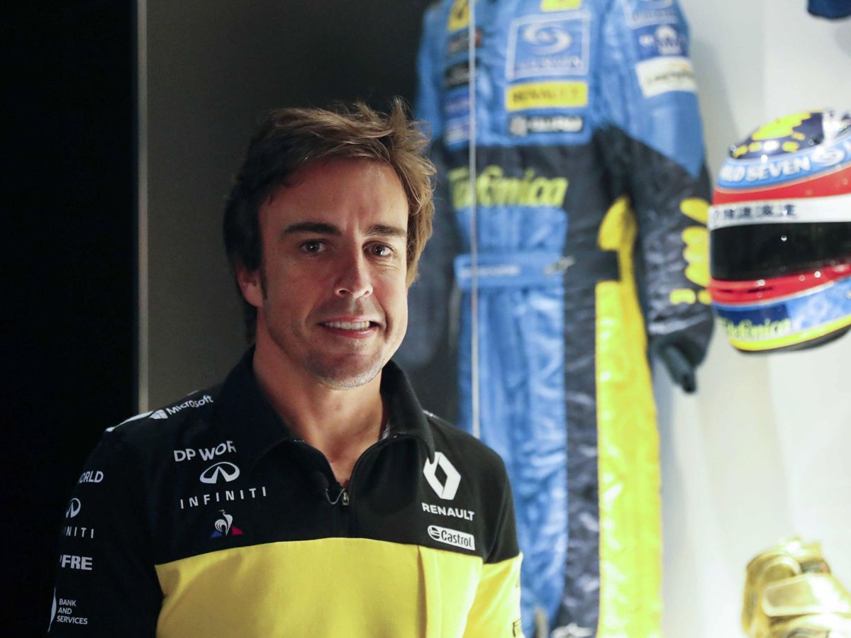 Foto: Fernando Alonso posa con sus nuevos colores de Renault. (EFE)
