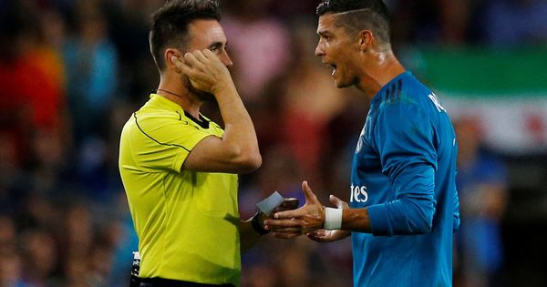 Foto: Cristiano Ronaldo vio la primera amarillo por quitarse la camiseta en la celebración del segundo gol del Madrid. (Reuters)