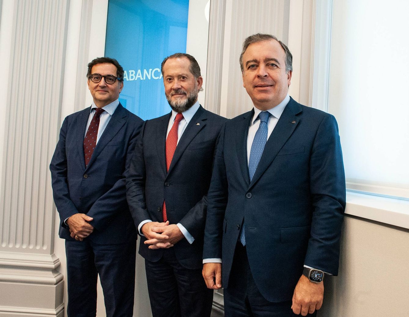 El representante de Crédit Mutuel, Alexandre Saada (i), el presidente de Abanca, Juan Carlos Escotet (c), y el CEO de Abanca, Francisco Botas (d), en la firma del acuerdo. (Abanca)
