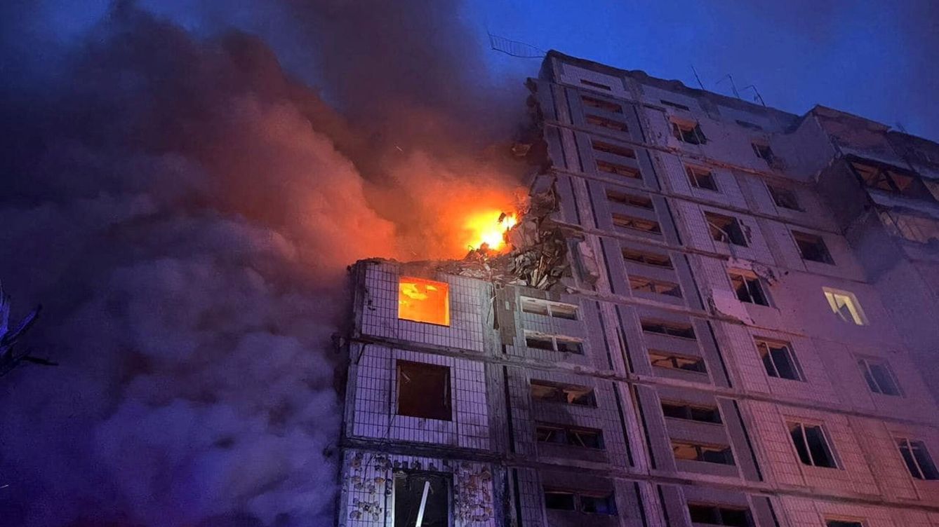 Foto: Un edificio residencial alcanzado por un misil ruso en la ciudad de Uman. (Reuters/Ministerio del Interior de Ucrania).