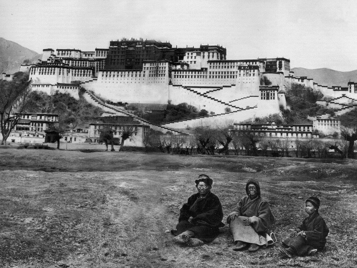 Foto: Alexandra David-Néel (en el centro) en Lhasa, 1924