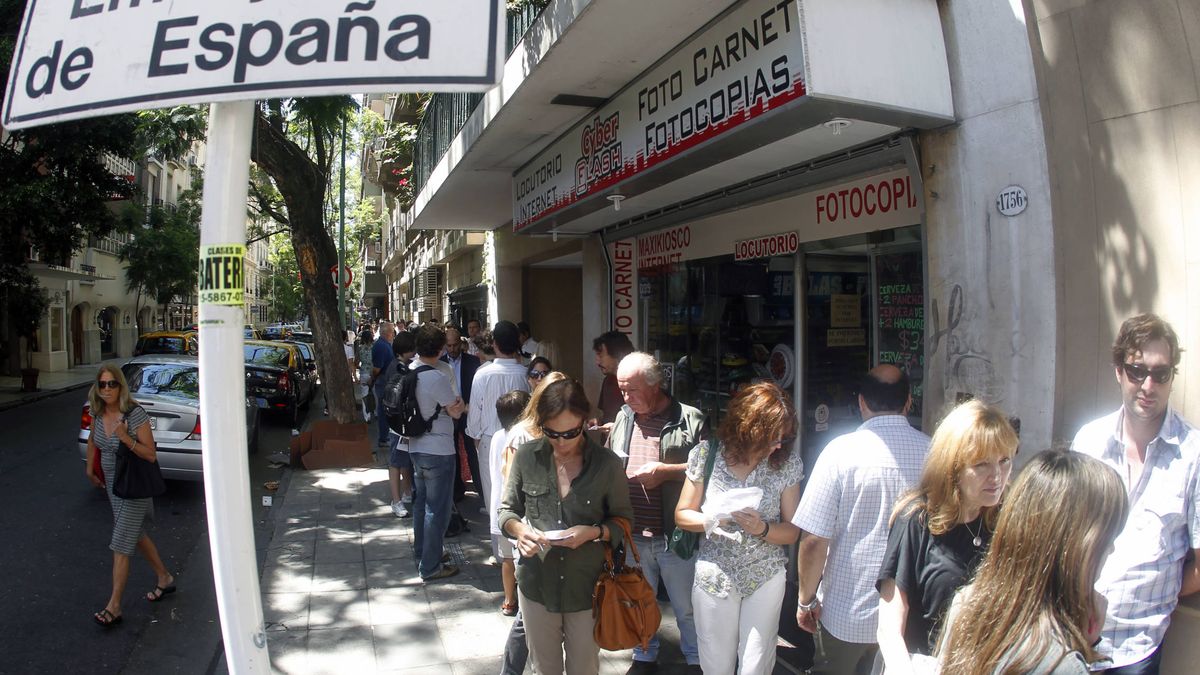 Los empleados de la Administración exigen un aumento del 50%... en Argentina